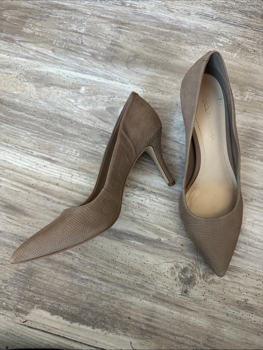 BCBGeneration Women's Taupe Textured Pointed-Toe Pumps size 8